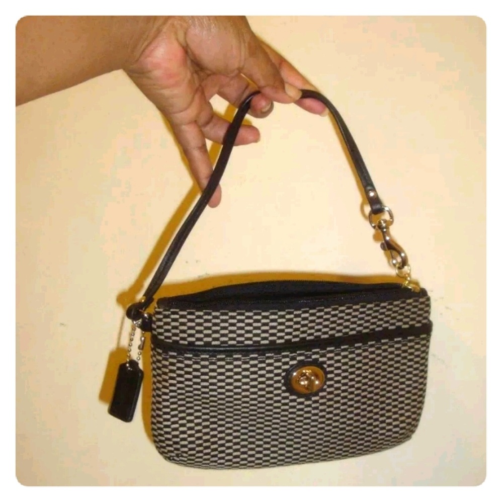 Coach Wristlet. Material Canvas/Leather Trim.